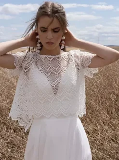 Robe de mariée bohème deux pièces en mousseline et dentelle longueur au sol fermeture éclair manches courtes décolleté illusion blanche