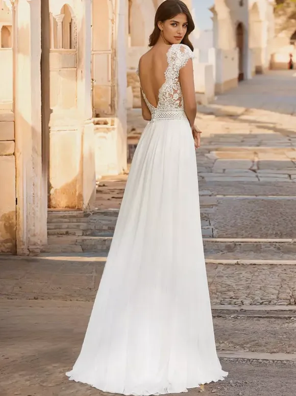 Robe de mariée bohème en dentelle robe de bal longueur au sol taille naturelle dos nu sans manches col en V ivoire