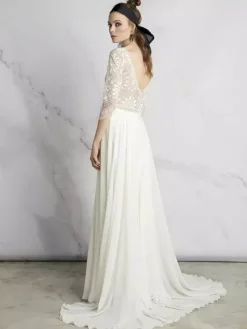 Robe de mariée bohème en dentelle col manche 3/4 boutonné sur dos à petite traîne