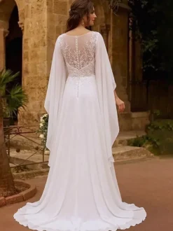 Robe de mariée bohème en dentelle col bijou manches longues et traîne en mousseline de soie.