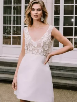 Robe de mariée courte col V sans manches coupe trapèze taille naturelle en satin