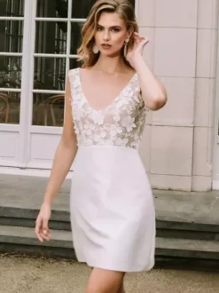 Robe de mariée courte col V sans manches coupe trapèze taille naturelle en satin