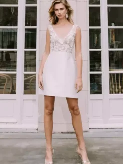 Robe de mariée courte col V sans manches coupe trapèze taille naturelle en satin