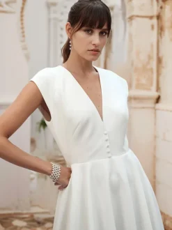 Robe de mariée courte col en v sans manches ligne a taille naturelle tissu satiné