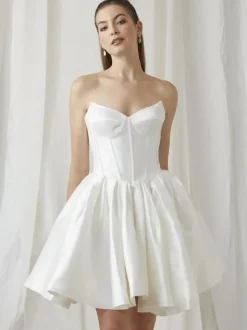 Robe de mariée courte col en c艙ur sans manches taille naturelle robes de mariée en dentelle