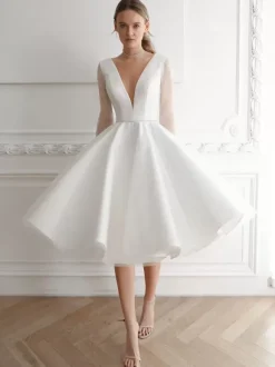 Robe de mariée courte col en V manches longues longueur genou