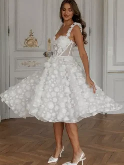 Robe de mariée courte décolleté en c艙ur sans manches coupe trapèze longueur thé