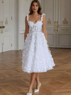 Robe de mariée courte décolleté en c艙ur sans manches coupe trapèze longueur thé