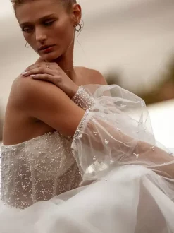 Robe de mariée courte décoré des perles sans bretelles manches longues col en coeur zip sur dos
