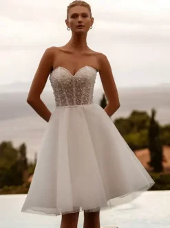 Robe de mariée courte décoré des perles sans bretelles manches longues col en coeur zip sur dos