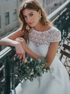 Robe de mariée courte en dentelle col bateau manche courte dos v décoré des boutons
