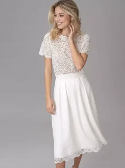 Robe de mariée courte en dentelle décolleté en V longueur genou boutons fonctionnels manches courtes ivoire
