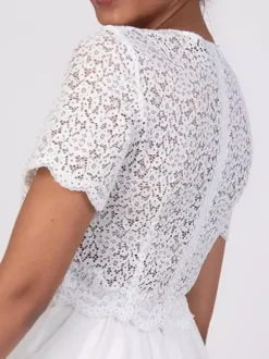 Robe de mariée courte en dentelle décolleté en V longueur genou boutons fonctionnels manches courtes ivoire