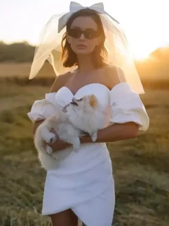 Robe de mariée courte en satin décolleté c艙ur manches courtes mini-robe