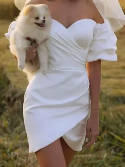 Robe de mariée courte en satin décolleté c艙ur manches courtes mini-robe