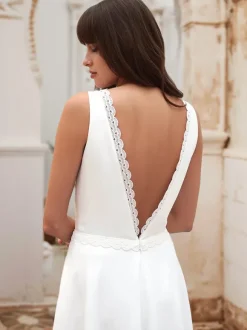 Robe de mariée courte longueur aux genoux col en v sans manches taille naturelle tissu satiné
