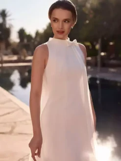 Robe de mariée courte longueur genou col bijou sans manches coupe trapèze taille naturelle en mousseline
