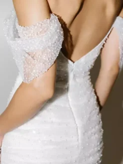 Robe de mariée courte mini sans bretelles manches courtes fourreau