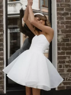 Robe de mariée courte mini décolleté en c艙ur sans manches coupe trapèze