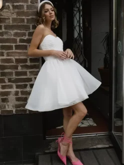 Robe de mariée courte mini décolleté en c艙ur sans manches coupe trapèze