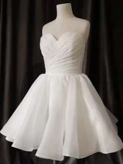Robe de mariée courte mini décolleté en c艙ur sans manches coupe trapèze