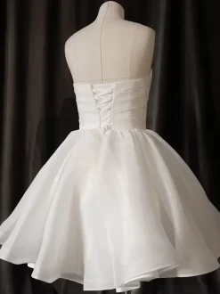 Robe de mariée courte mini décolleté en c艙ur sans manches coupe trapèze