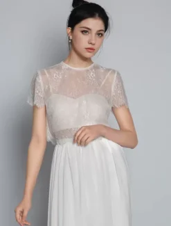 Robe de mariée deux pièces ivoire haut en dentelle col rond boutonné sur dos jupe en tulle