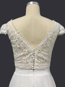 Robe de mariée deux pièces en mousseline de soie et dentelle col en V deux pièces longueur au sol dos nu manches courtes ivoire