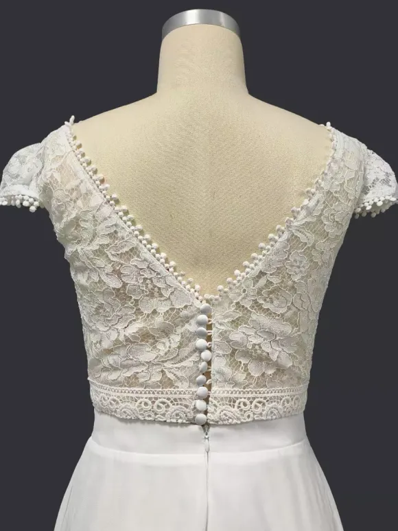 Robe de mariée deux pièces en mousseline de soie et dentelle col en V deux pièces longueur au sol dos nu manches courtes ivoire