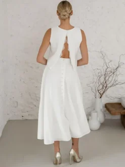 Robe de mariée deux pièces en tissu satiné boutons col bijou longueur thé dos nu sans manches ivoire