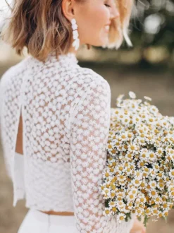 Robe de mariée deux pièces en dentelle col rond coupe trapèze dos nu manches longues ivoire