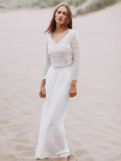 Robe de mariée deux pièces en mousseline de soie et dentelle col en V longueur au sol boutons fonctionnels manches 3/4 longueur au sol blanche
