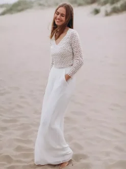 Robe de mariée deux pièces en mousseline de soie et dentelle col en V longueur au sol boutons fonctionnels manches 3/4 longueur au sol blanche