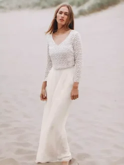 Robe de mariée deux pièces en mousseline de soie et dentelle col en V longueur au sol boutons fonctionnels manches 3/4 longueur au sol blanche