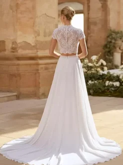 Robe de mariée deux pièces en dentelle décolleté illusion traîne boutons fonctionnels manches courtes longue