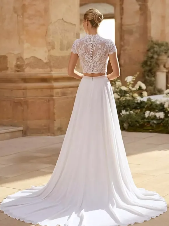 Robe de mariée deux pièces en dentelle décolleté illusion traîne boutons fonctionnels manches courtes longue