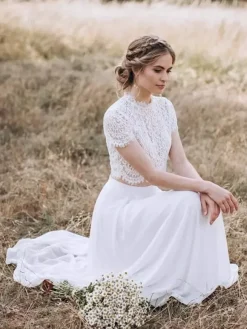 Robe de mariée deux pièces en dentelle col bijou traîne boutons fonctionnels manches courtes longue