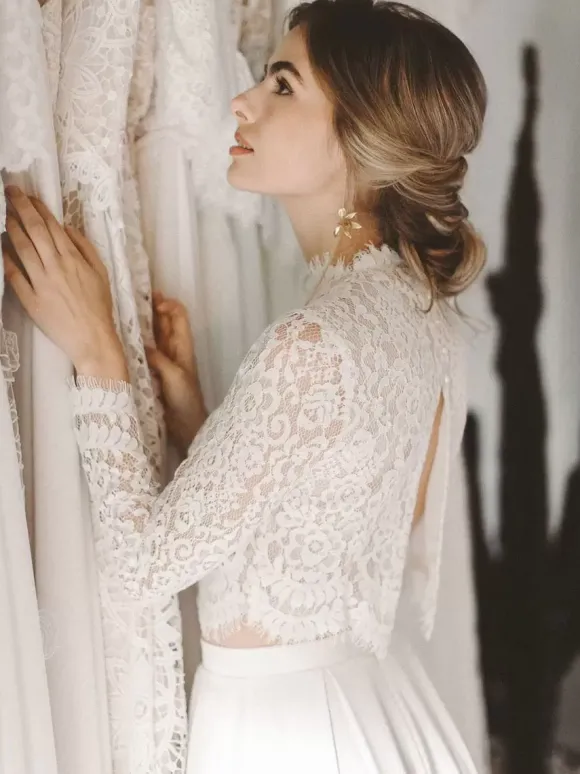 Robe de mariée deux pièces Haut et pantalon col montant manche longue boutonné sur dos