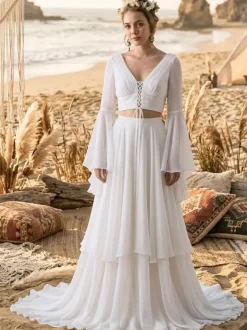 Robe de mariée deux pièces en mousseline décolleté travaillé coupe trapèze avec traîne manches longues