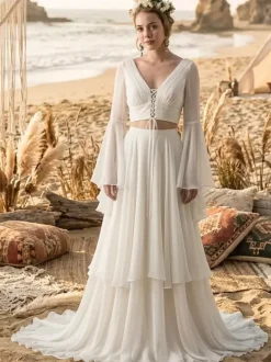 Robe de mariée deux pièces en mousseline décolleté travaillé coupe trapèze avec traîne manches longues