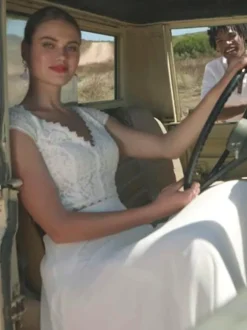 Robe de mariée deux pièces en tissu mousseline combinaison en dentelle col en v longueur au sol boutons fonctionnels manches courtes ivoire