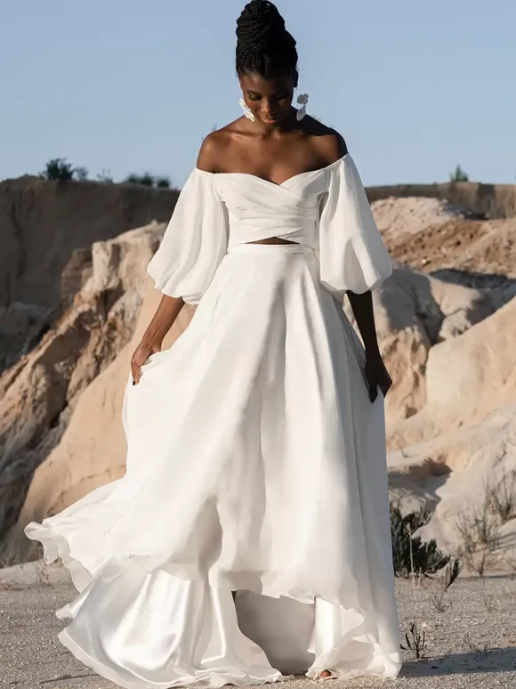 Robe de mariée deux pièces col en c艙ur coupe trapèze longueur au sol manches longues ivoire