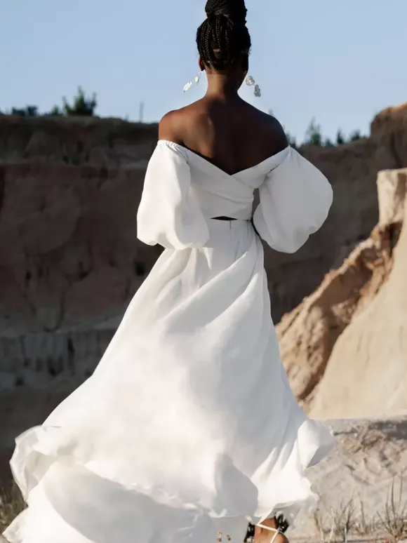 Robe de mariée deux pièces col en c艙ur coupe trapèze longueur au sol manches longues ivoire