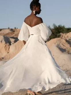 Robe de mariée deux pièces col en c艙ur coupe trapèze longueur au sol manches longues ivoire