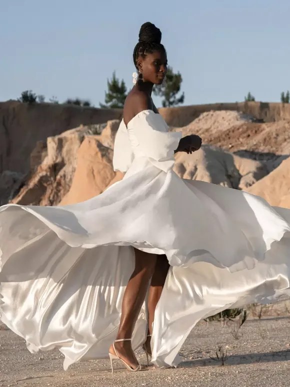 Robe de mariée deux pièces col en c艙ur coupe trapèze longueur au sol manches longues ivoire