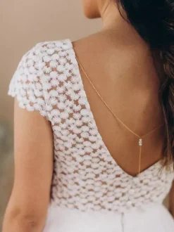 Robe de mariée deux pièces en dentelle col en V longueur au sol dos nu manches courtes