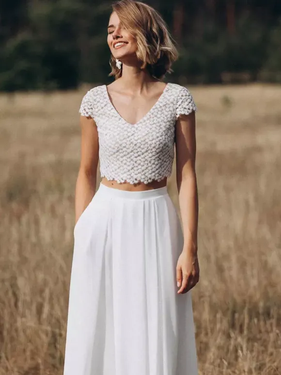 Robe de mariée deux pièces en dentelle col en V longueur au sol dos nu manches courtes