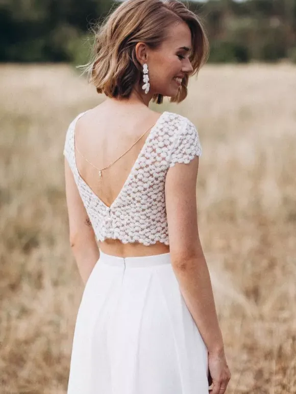 Robe de mariée deux pièces en dentelle col en V longueur au sol dos nu manches courtes