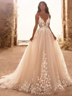 Robe de mariée en dentelle avec traîne coupe trapèze sans manches en tulle col en V
