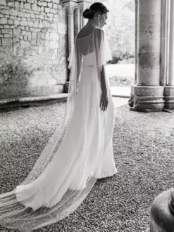 Robe de mariée en tulle ivoire à col rond et manches courtes